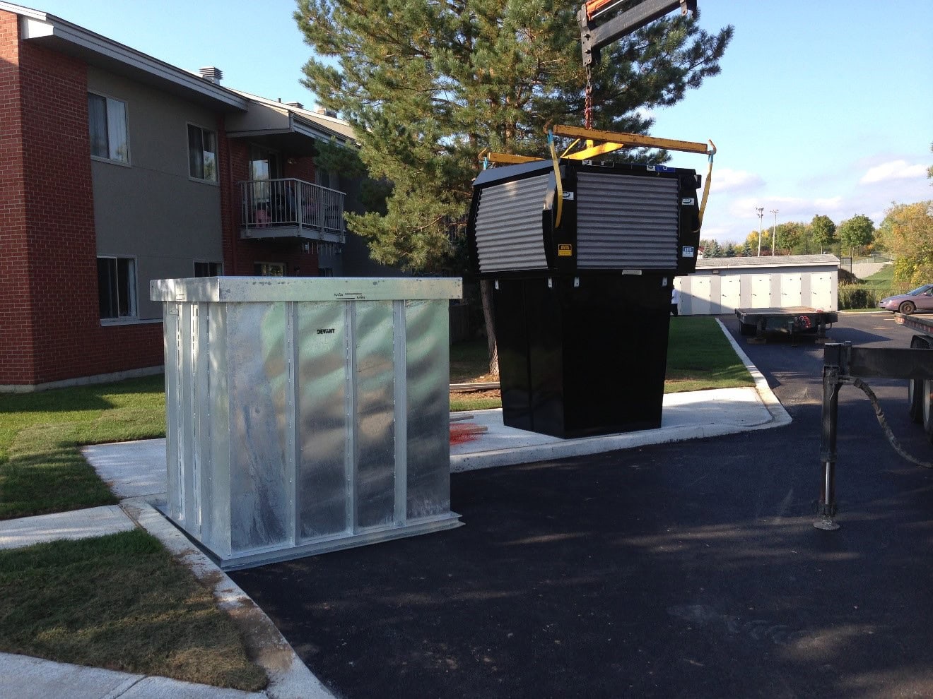 Installation d'un conteneur semi-enfouis de Laurin