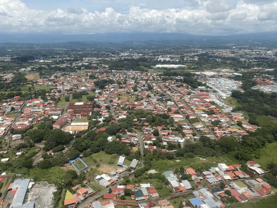 Vue aérienne d’une ville et paysage montagneux, Costa Rica